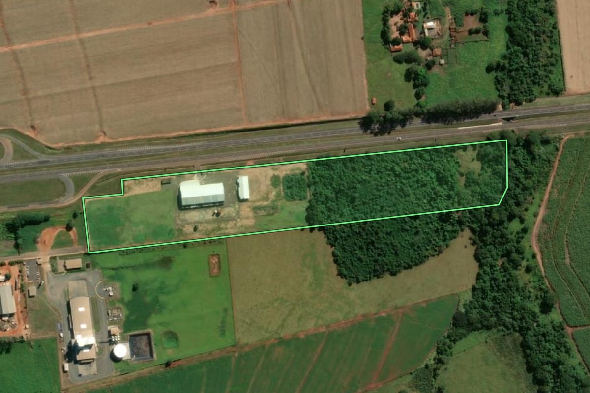 Imagem de satélite do imóvel rural em Guararapes (SP), com o contorno declarado no CAR desenhado por cima.