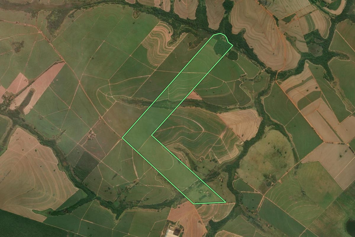 Imagem de satélite do imóvel rural em Guararapes (SP), com o contorno declarado no CAR desenhado por cima.