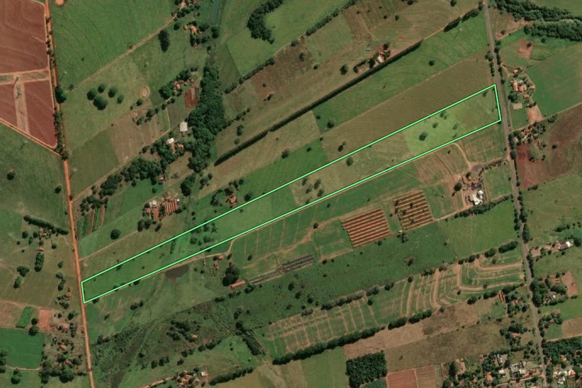 Imagem de satélite do imóvel rural em Guararapes (SP), com o contorno declarado no CAR desenhado por cima.
