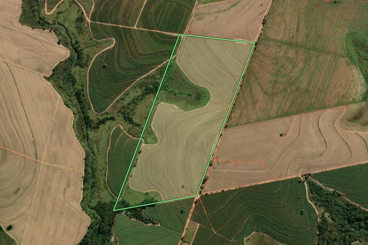 Imagem de satélite do imóvel rural em Guararapes (SP), com o contorno declarado no CAR desenhado por cima.