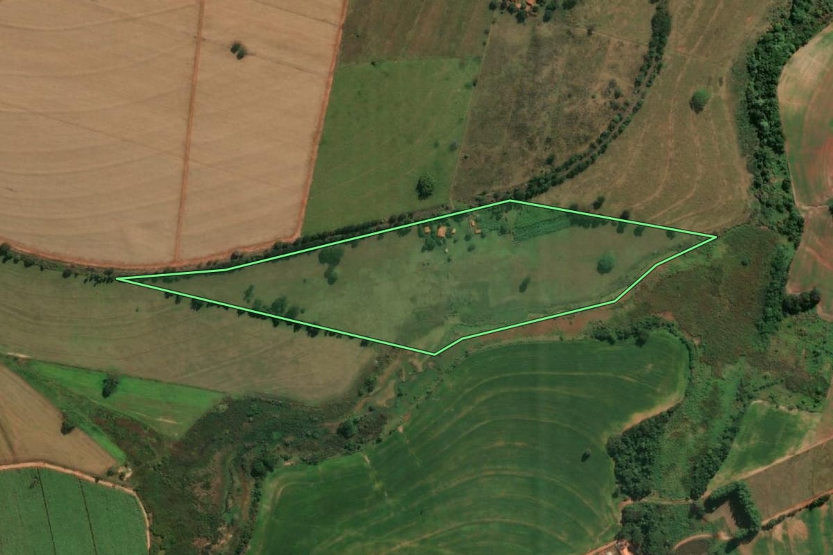 Imagem de satélite do imóvel rural em Guararapes (SP), com o contorno declarado no CAR desenhado por cima.