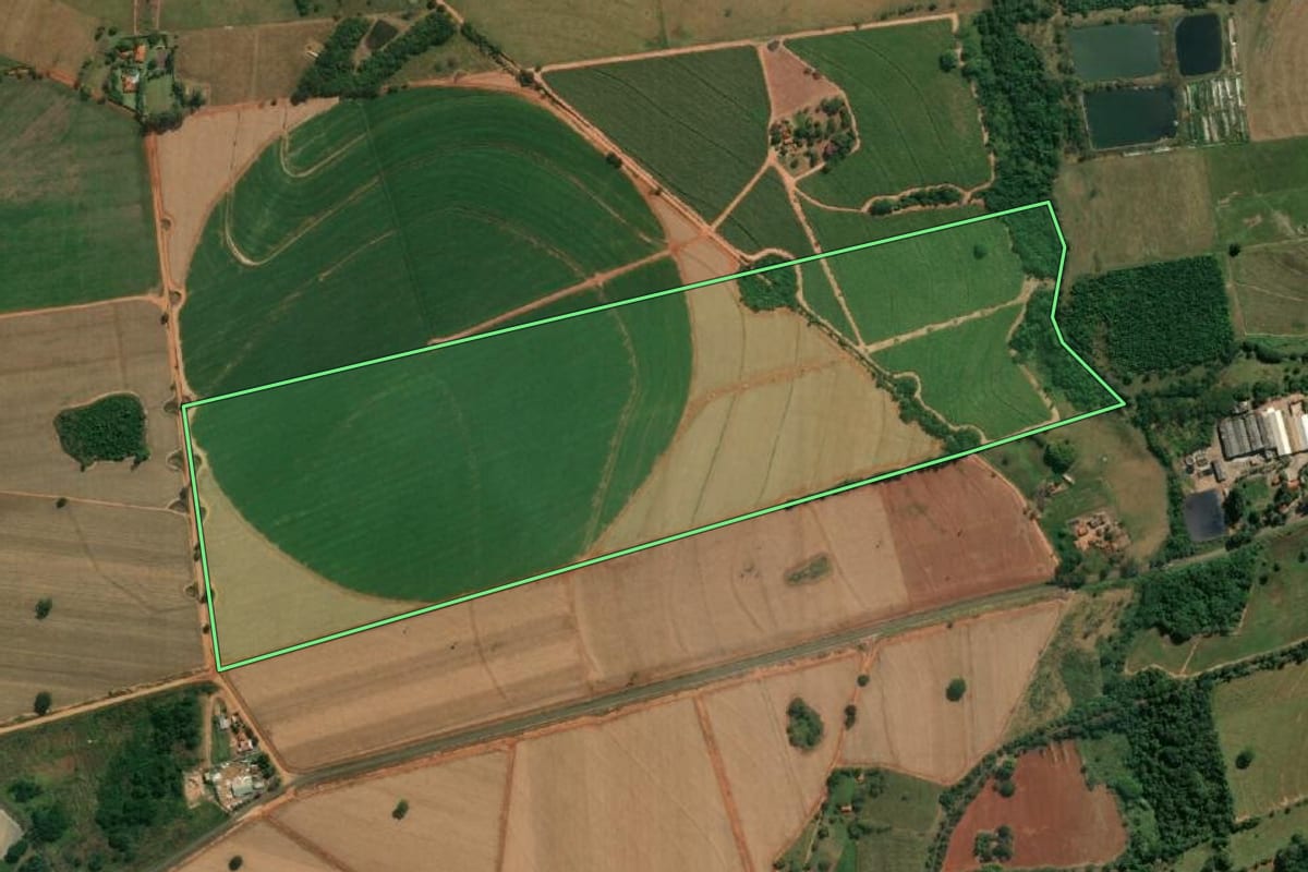 Imagem de satélite do imóvel rural em Guararapes (SP), com o contorno declarado no CAR desenhado por cima.