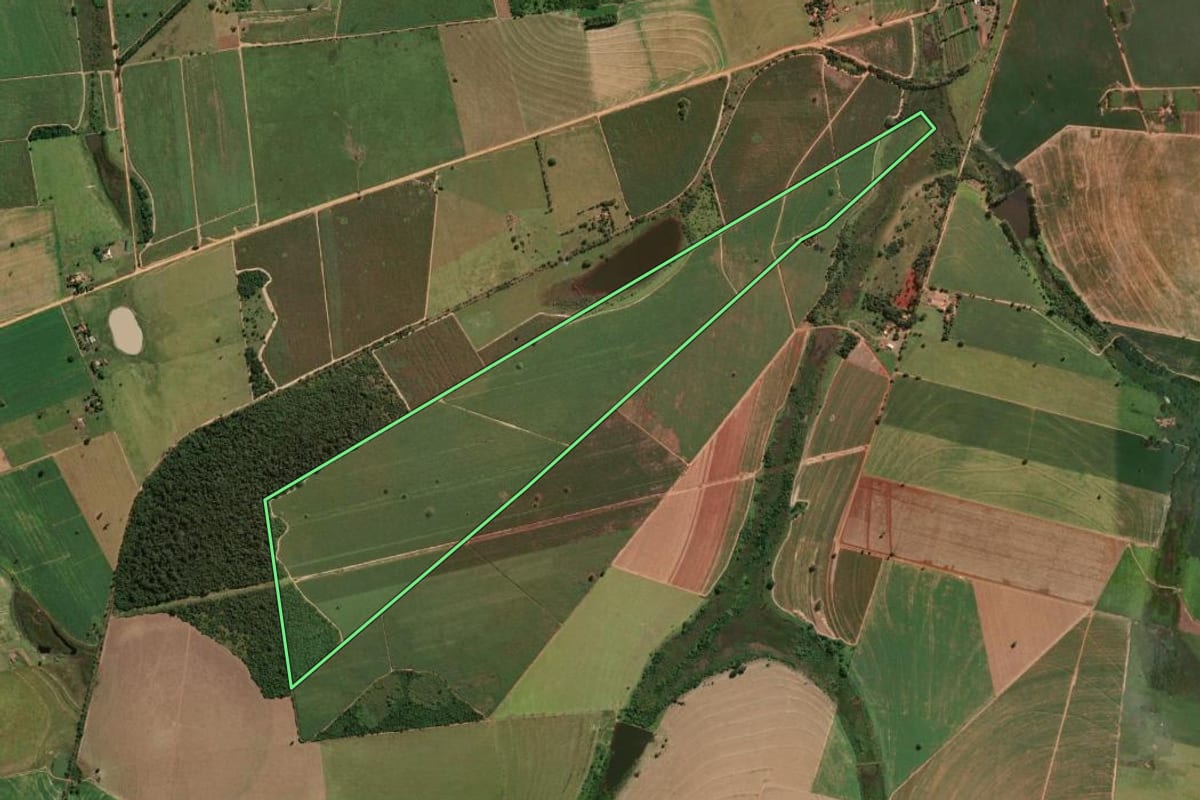 Imagem de satélite do imóvel rural em Guararapes (SP), com o contorno declarado no CAR desenhado por cima.