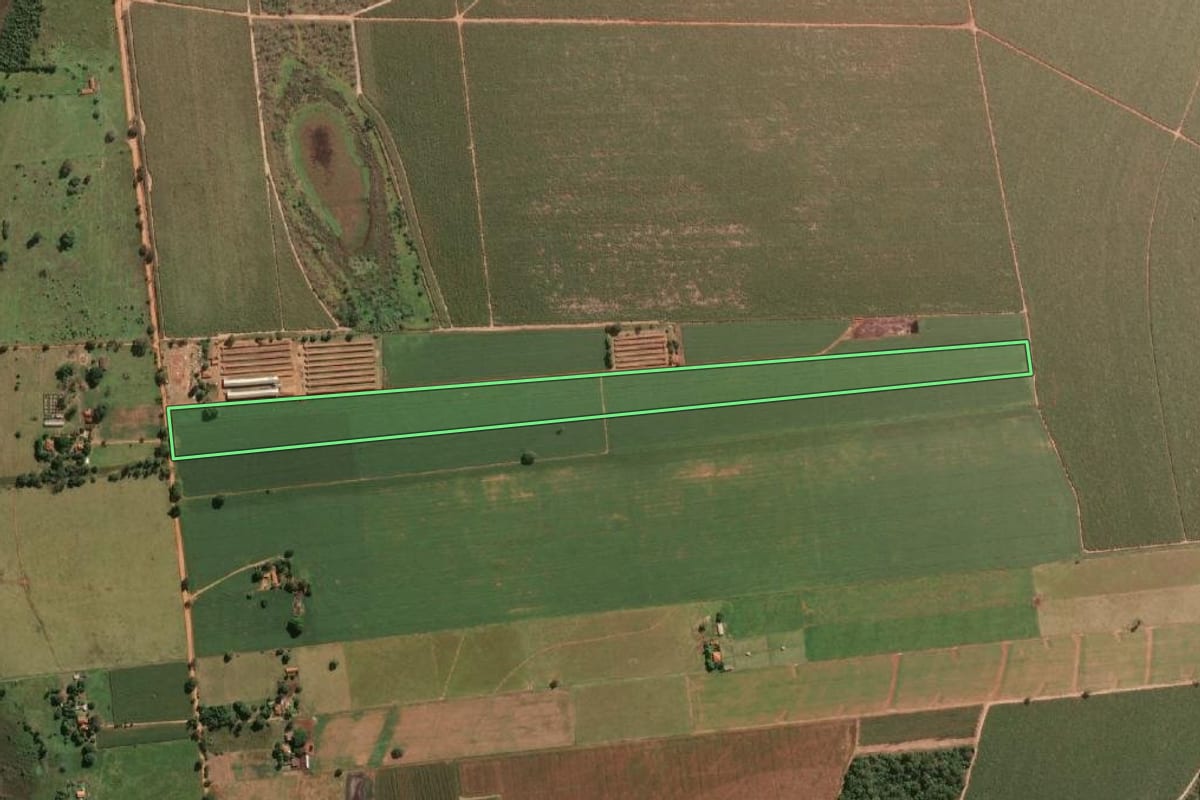 Imagem de satélite do imóvel rural em Guararapes (SP), com o contorno declarado no CAR desenhado por cima.