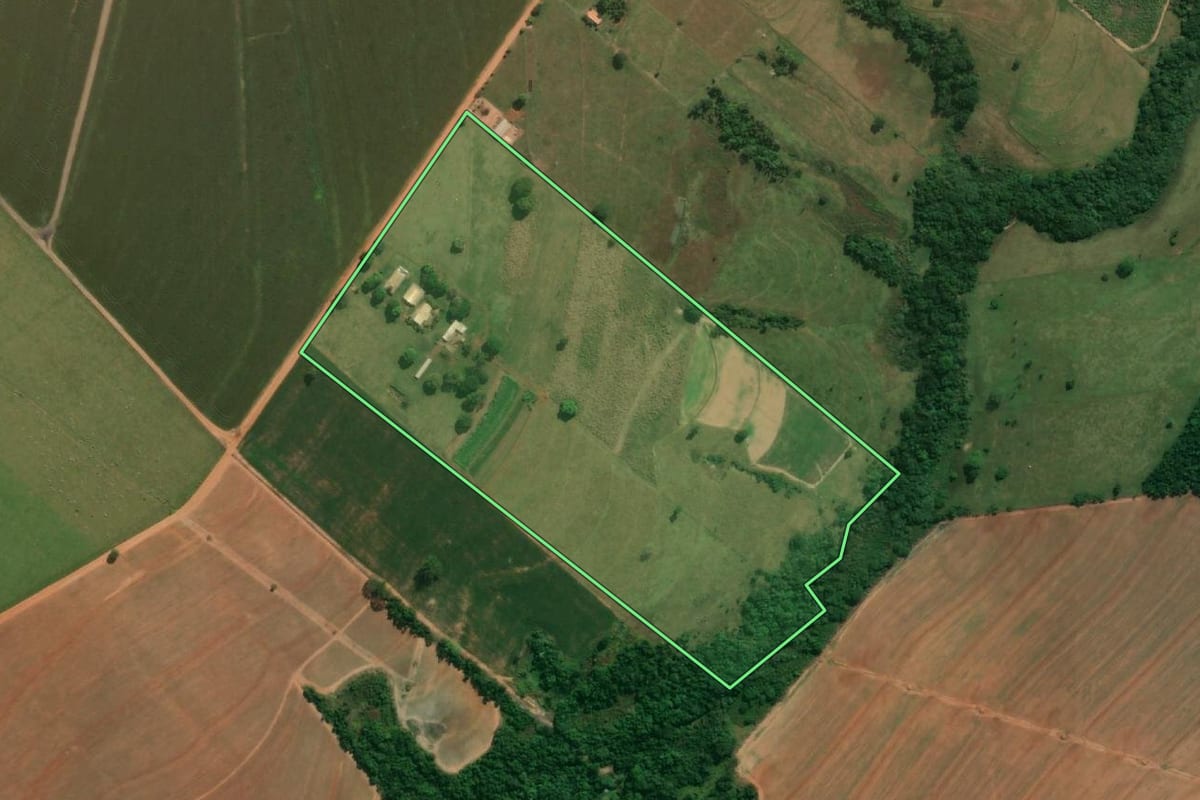 Imagem de satélite do imóvel rural em Guararapes (SP), com o contorno declarado no CAR desenhado por cima.