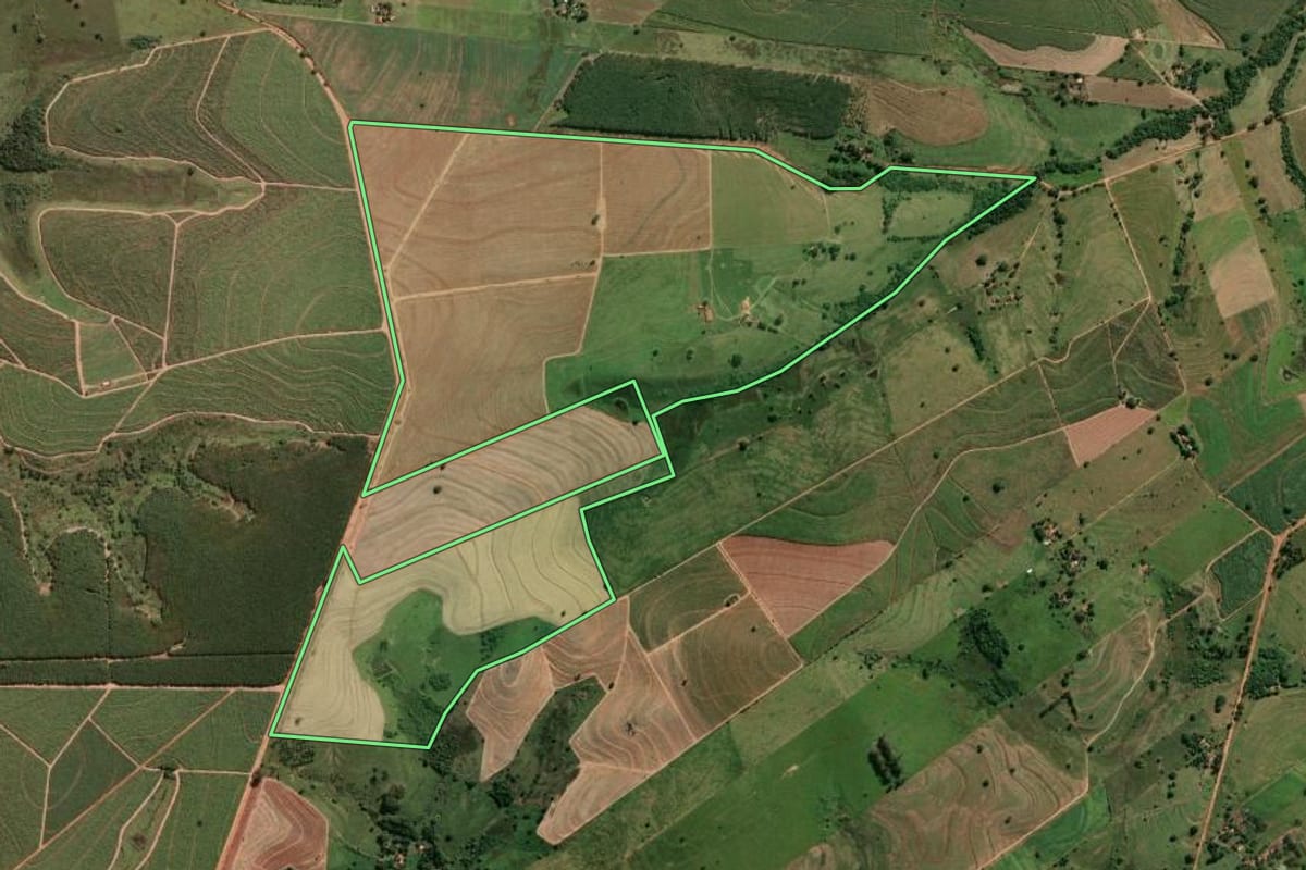 Imagem de satélite do imóvel rural em Guararapes (SP), com o contorno declarado no CAR desenhado por cima.