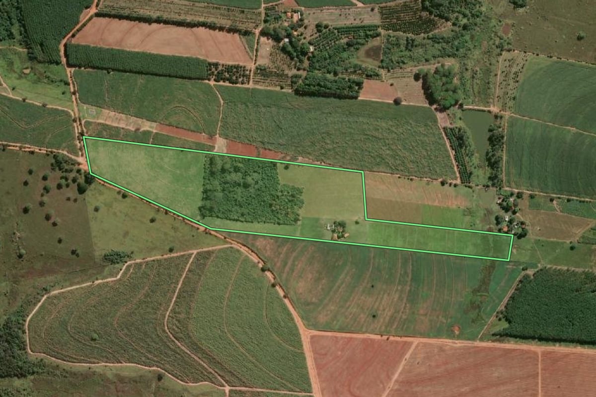 Imagem de satélite do imóvel rural em Guararapes (SP), com o contorno declarado no CAR desenhado por cima.