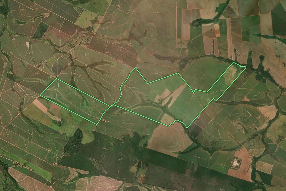 Imagem de satélite do imóvel rural em Guararapes (SP), com o contorno declarado no CAR desenhado por cima.