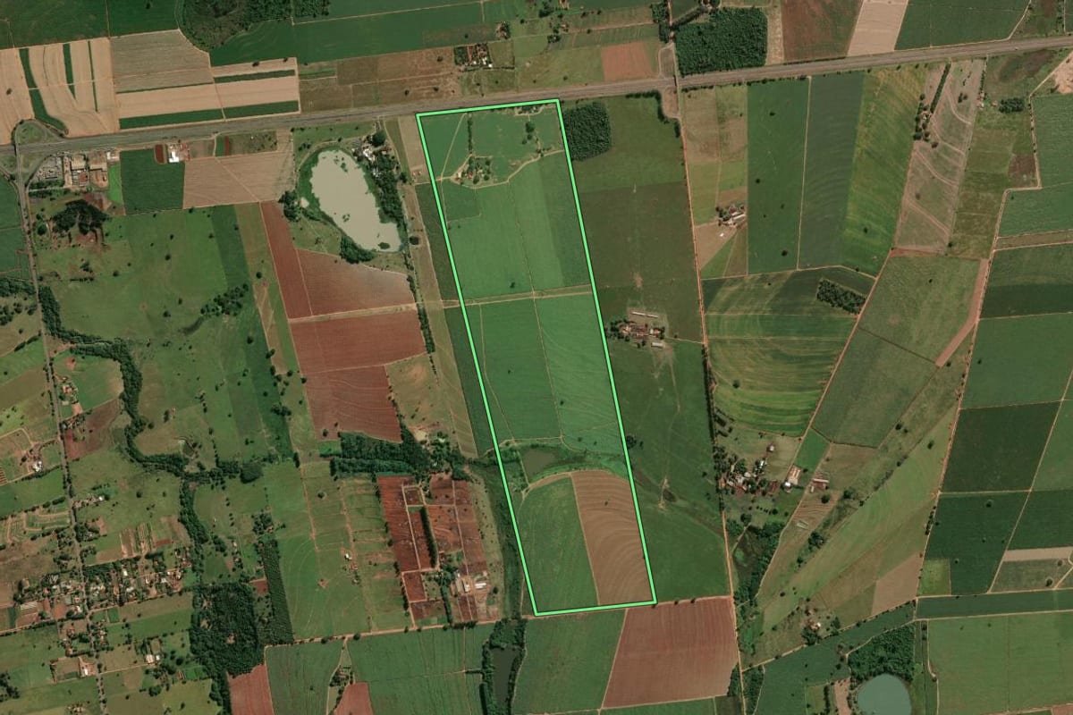 Imagem de satélite do imóvel rural em Guararapes (SP), com o contorno declarado no CAR desenhado por cima.