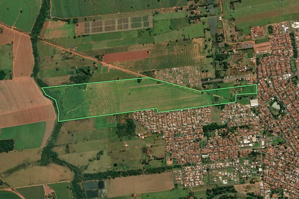 Imagem de satélite do imóvel rural em Guararapes (SP), com o contorno declarado no CAR desenhado por cima.