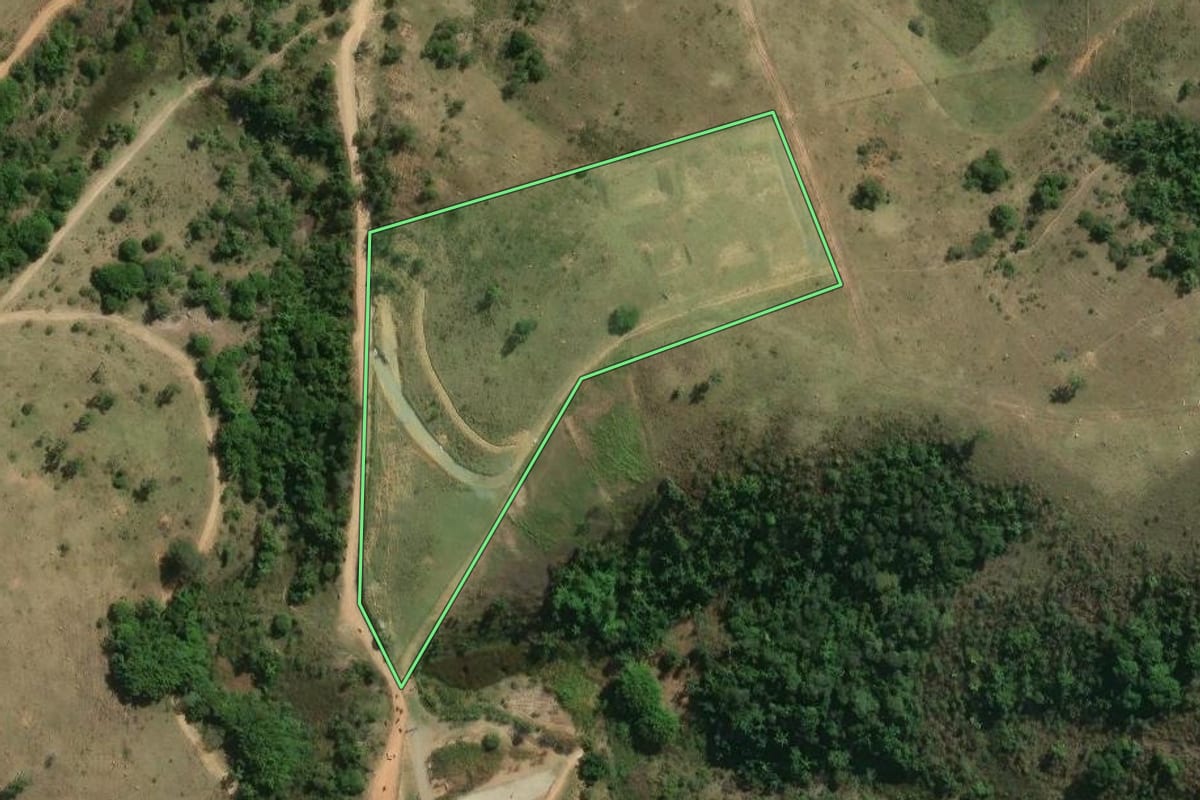 Imagem de satélite do imóvel rural em Guararema (SP), com o contorno declarado no CAR desenhado por cima.