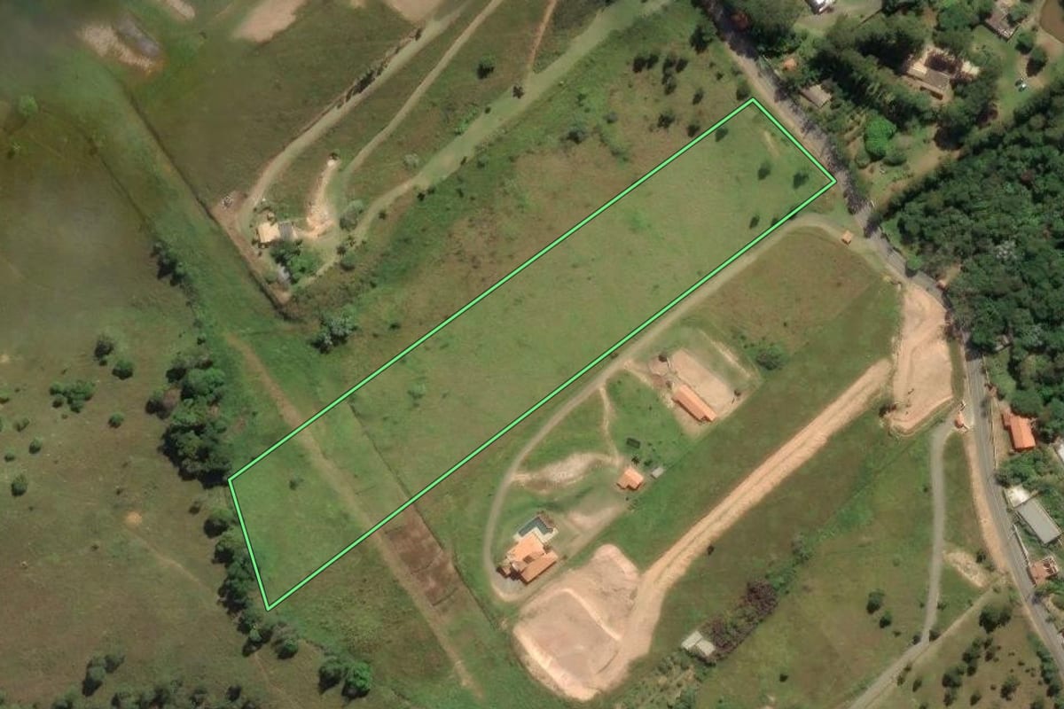 Imagem de satélite do imóvel rural em Guararema (SP), com o contorno declarado no CAR desenhado por cima.