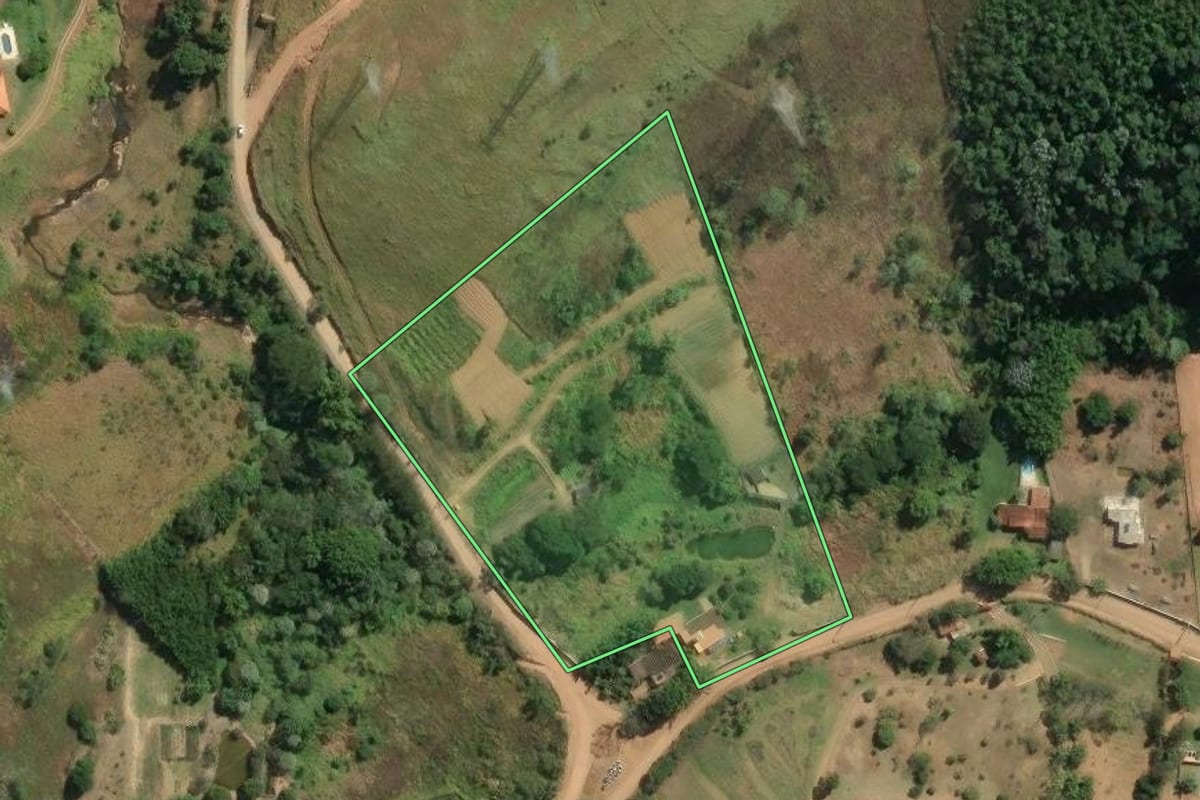 Imagem de satélite do imóvel rural em Guararema (SP), com o contorno declarado no CAR desenhado por cima.