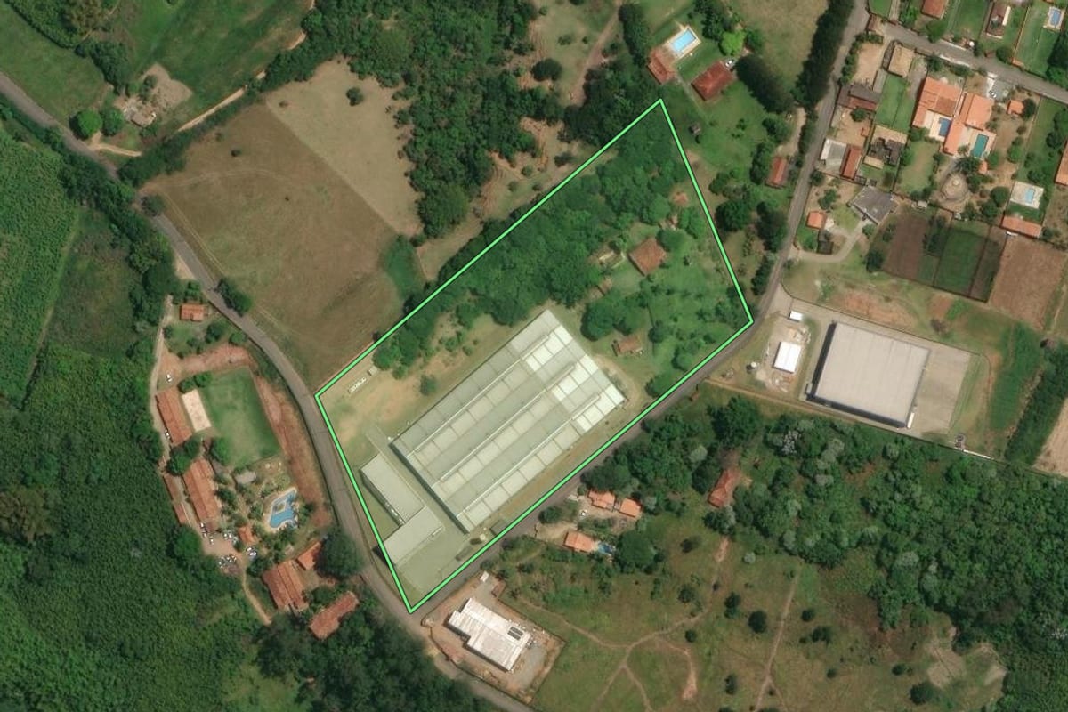 Imagem de satélite do imóvel rural em Guararema (SP), com o contorno declarado no CAR desenhado por cima.