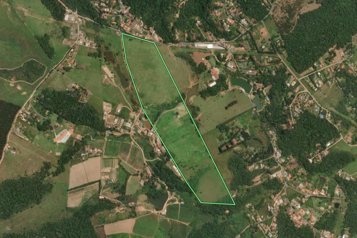 Imagem de satélite do imóvel rural em Guararema (SP), com o contorno declarado no CAR desenhado por cima.