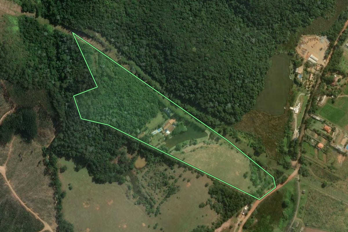 Imagem de satélite do imóvel rural em Guararema (SP), com o contorno declarado no CAR desenhado por cima.