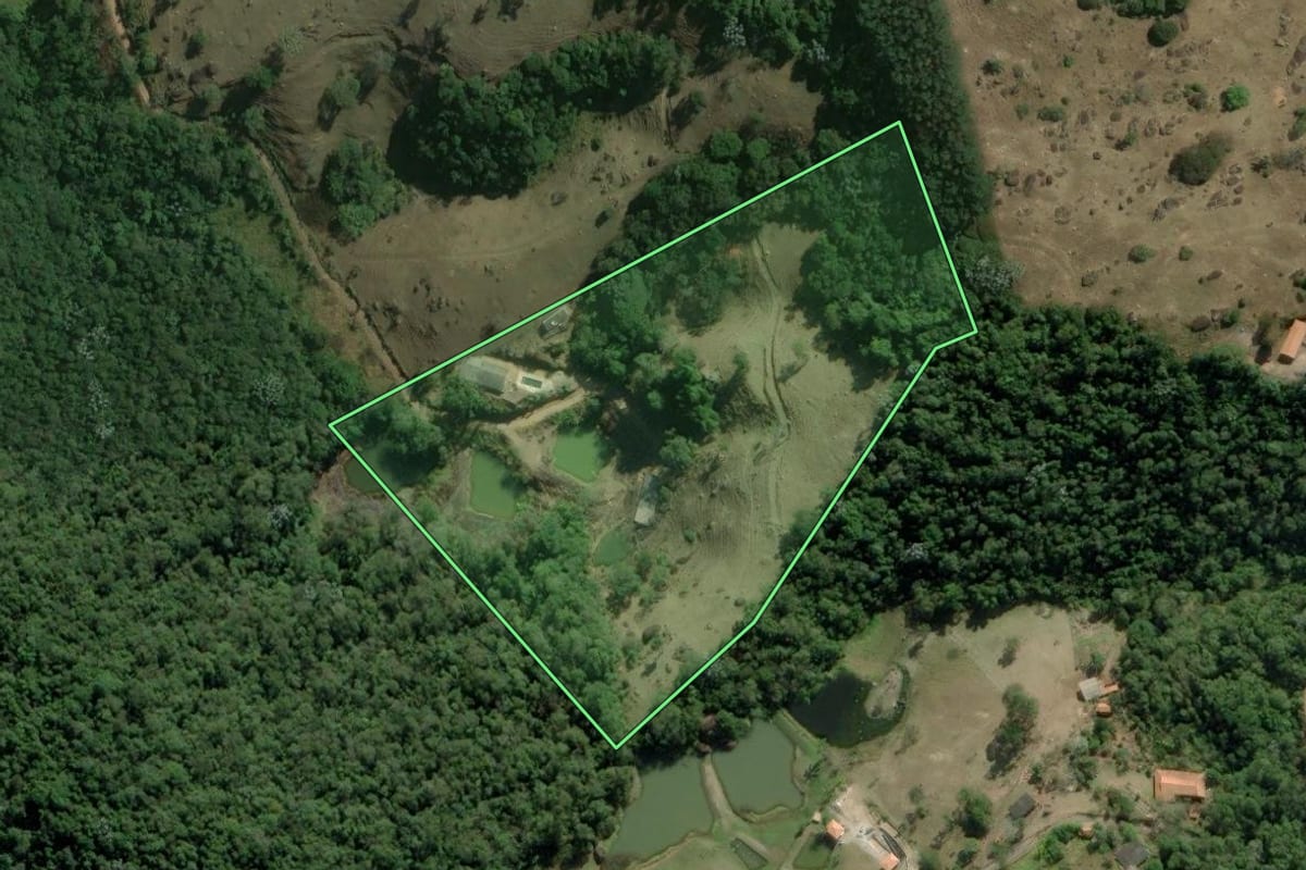 Imagem de satélite do imóvel rural em Guararema (SP), com o contorno declarado no CAR desenhado por cima.