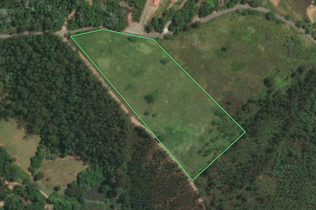 Imagem de satélite do imóvel rural em Guararema (SP), com o contorno declarado no CAR desenhado por cima.