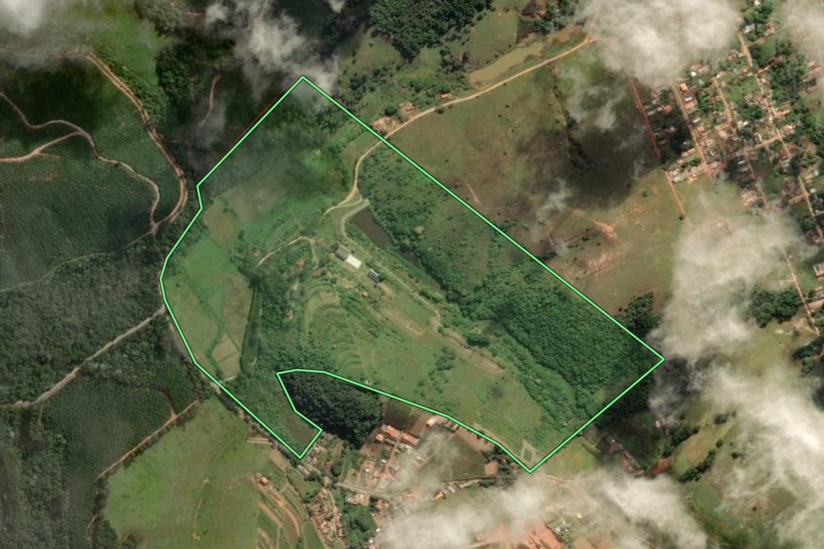 Imagem de satélite do imóvel rural em Guararema (SP), com o contorno declarado no CAR desenhado por cima.