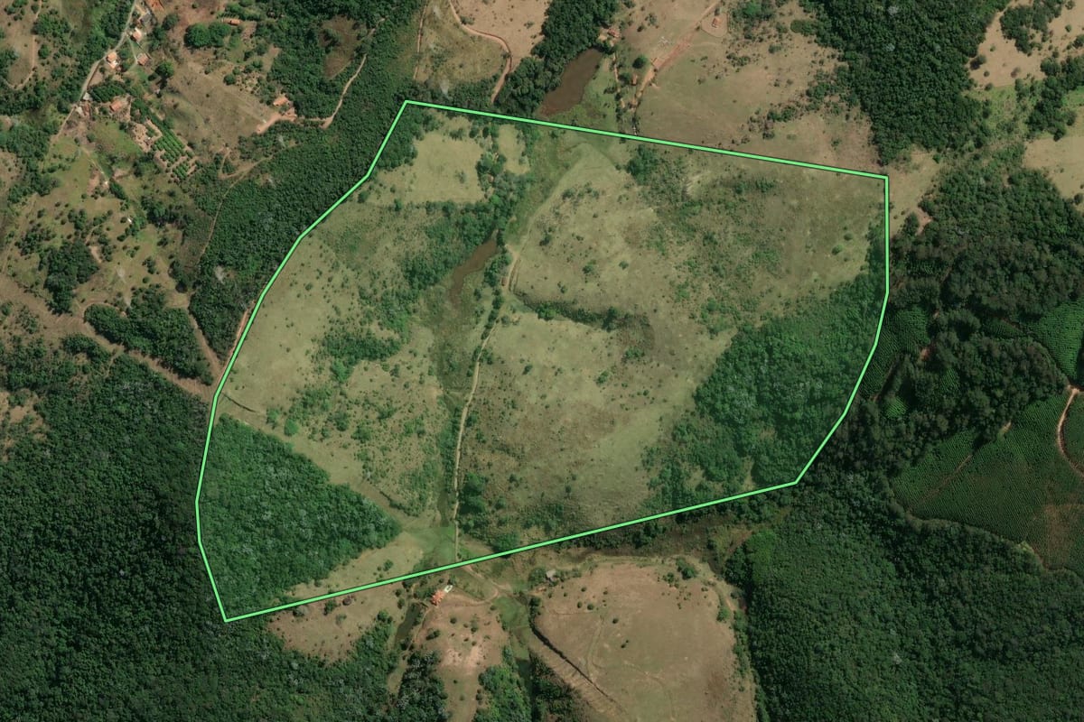 Imagem de satélite do imóvel rural em Guararema (SP), com o contorno declarado no CAR desenhado por cima.