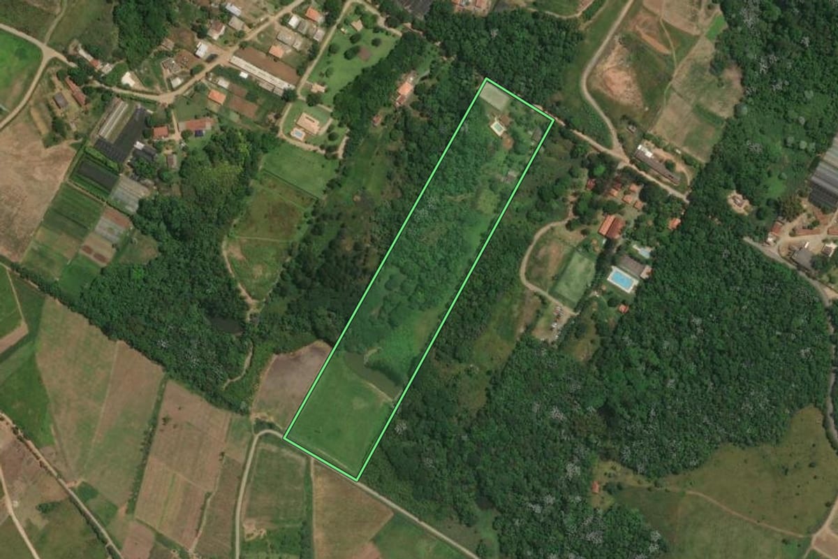 Imagem de satélite do imóvel rural em Guararema (SP), com o contorno declarado no CAR desenhado por cima.