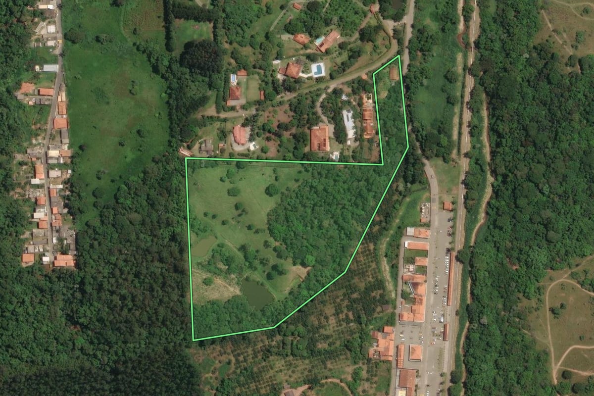 Imagem de satélite do imóvel rural em Guararema (SP), com o contorno declarado no CAR desenhado por cima.
