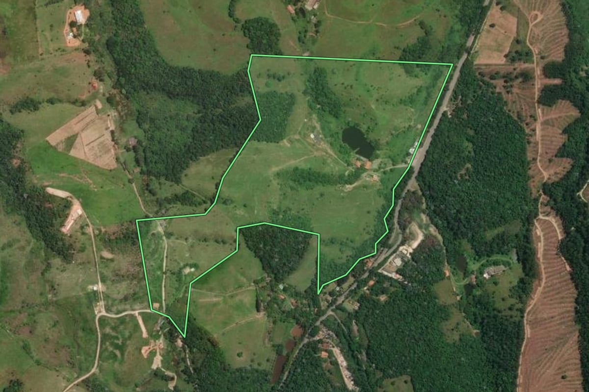 Imagem de satélite do imóvel rural em Guararema (SP), com o contorno declarado no CAR desenhado por cima.