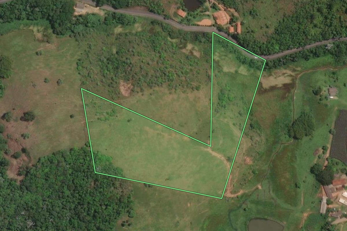 Imagem de satélite do imóvel rural em Guararema (SP), com o contorno declarado no CAR desenhado por cima.