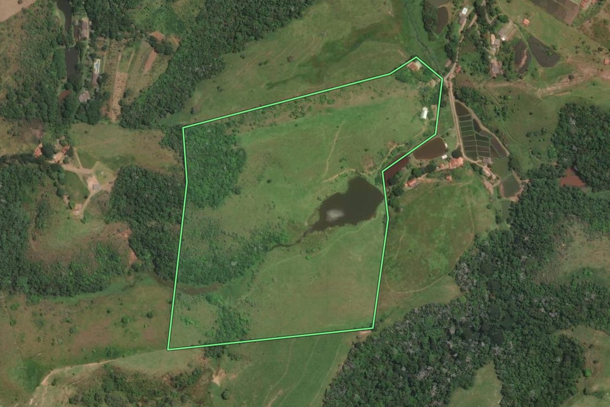 Imagem de satélite do imóvel rural em Guararema (SP), com o contorno declarado no CAR desenhado por cima.