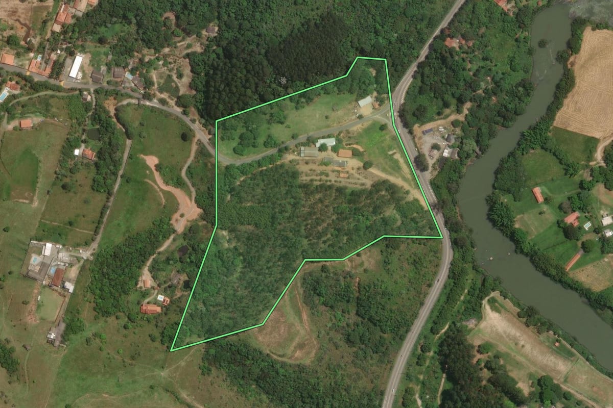 Imagem de satélite do imóvel rural em Guararema (SP), com o contorno declarado no CAR desenhado por cima.