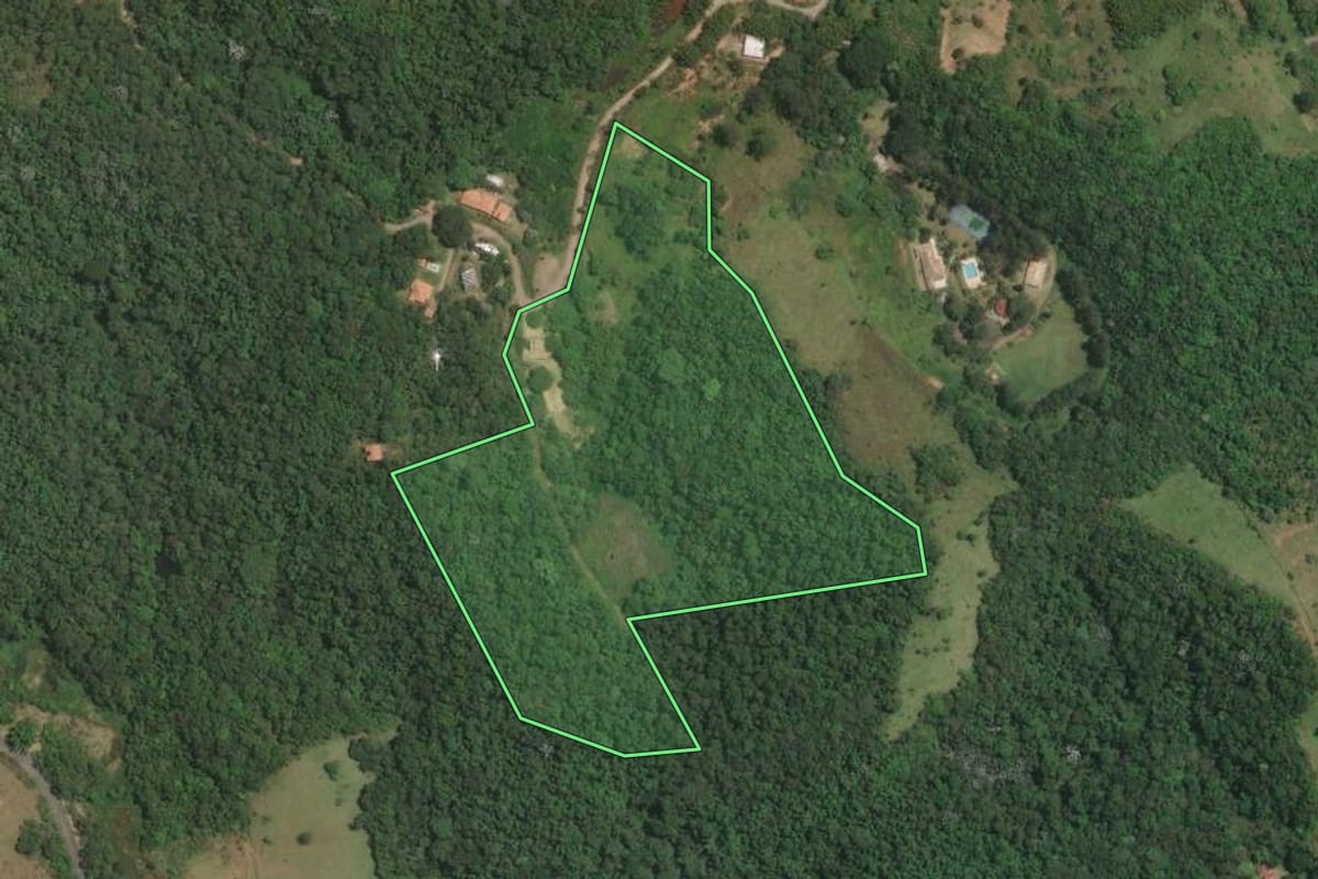 Imagem de satélite do imóvel rural em Guararema (SP), com o contorno declarado no CAR desenhado por cima.