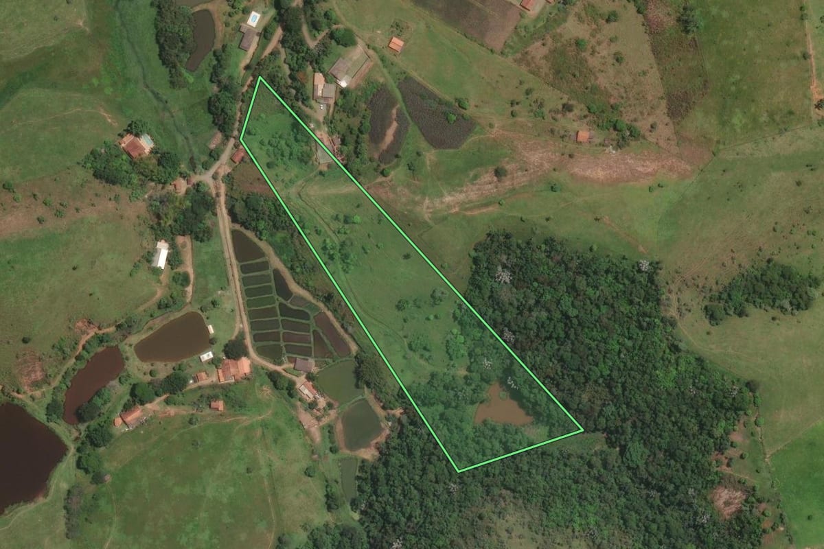 Imagem de satélite do imóvel rural em Guararema (SP), com o contorno declarado no CAR desenhado por cima.
