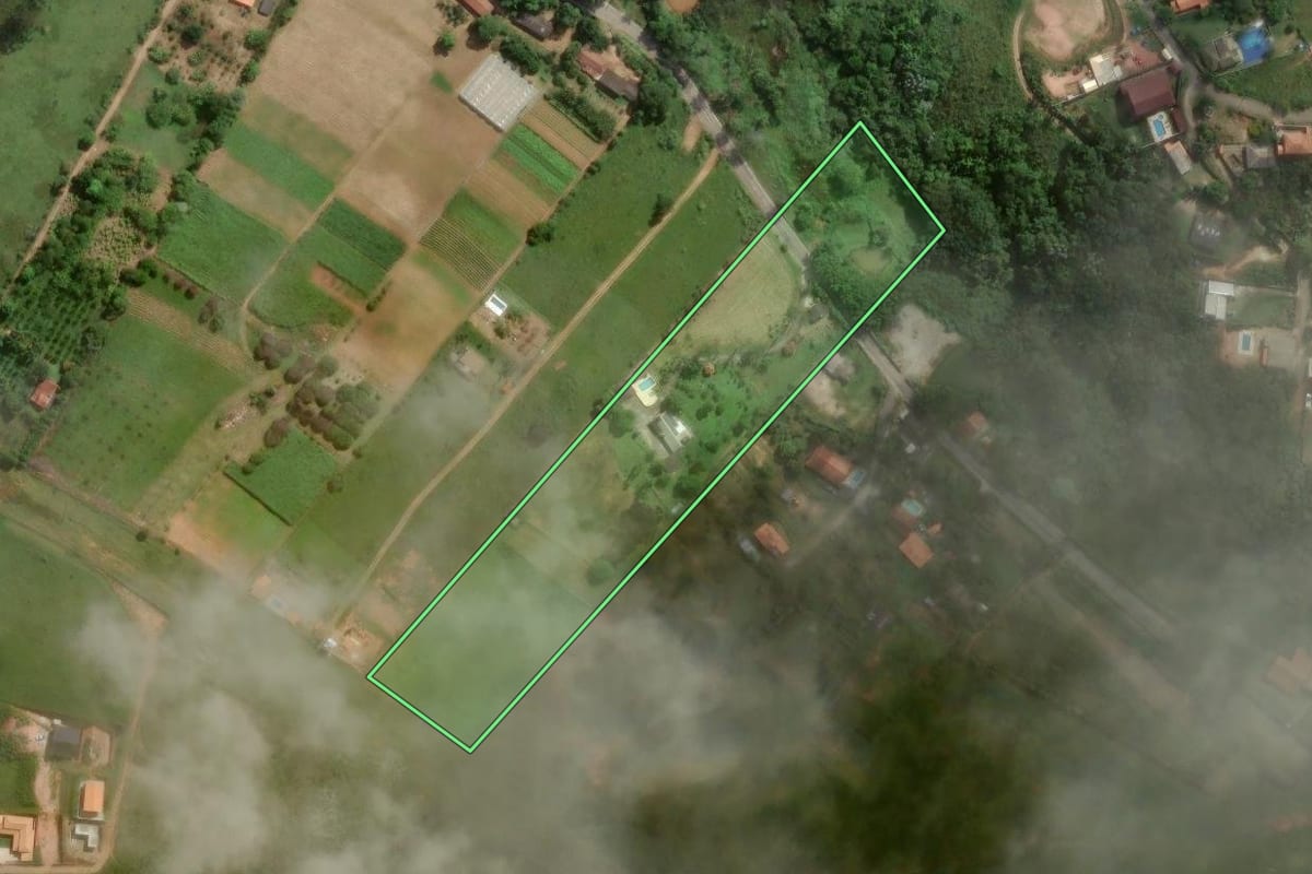 Imagem de satélite do imóvel rural em Guararema (SP), com o contorno declarado no CAR desenhado por cima.