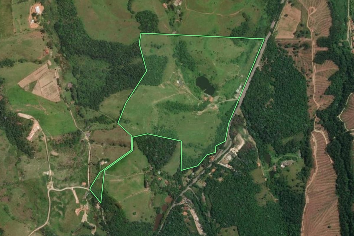 Imagem de satélite do imóvel rural em Guararema (SP), com o contorno declarado no CAR desenhado por cima.