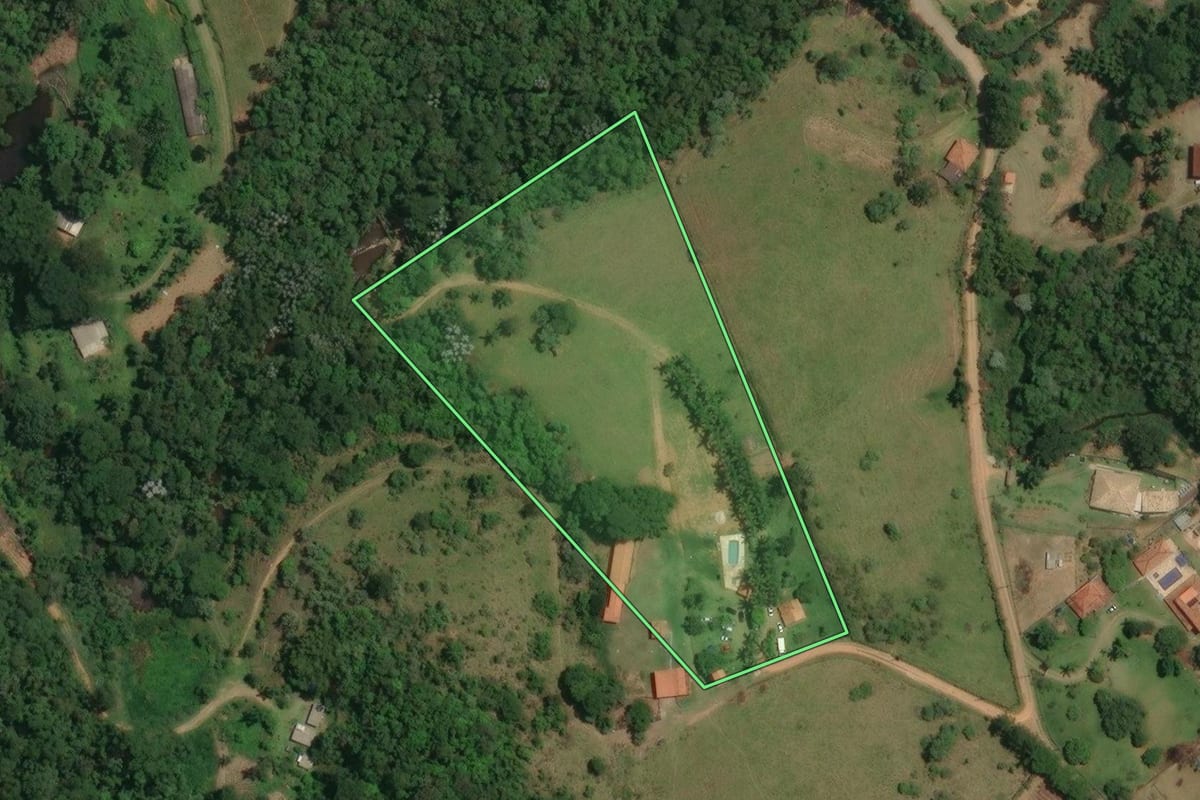 Imagem de satélite do imóvel rural em Guararema (SP), com o contorno declarado no CAR desenhado por cima.