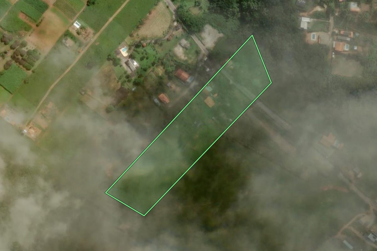 Imagem de satélite do imóvel rural em Guararema (SP), com o contorno declarado no CAR desenhado por cima.