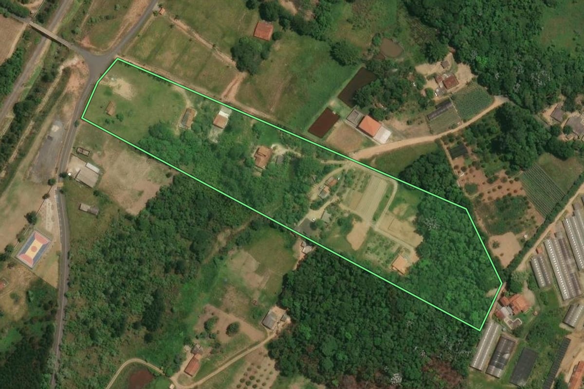 Imagem de satélite do imóvel rural em Guararema (SP), com o contorno declarado no CAR desenhado por cima.