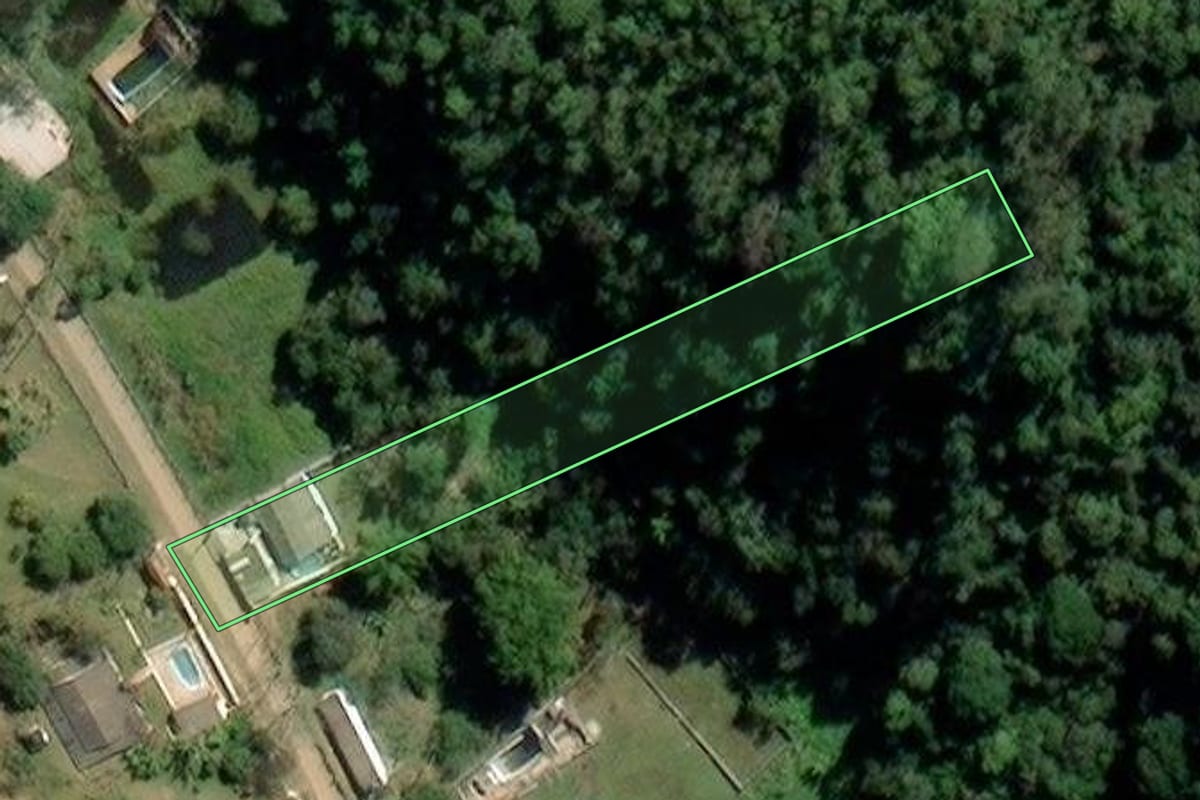Imagem de satélite do imóvel rural em Guararema (SP), com o contorno declarado no CAR desenhado por cima.