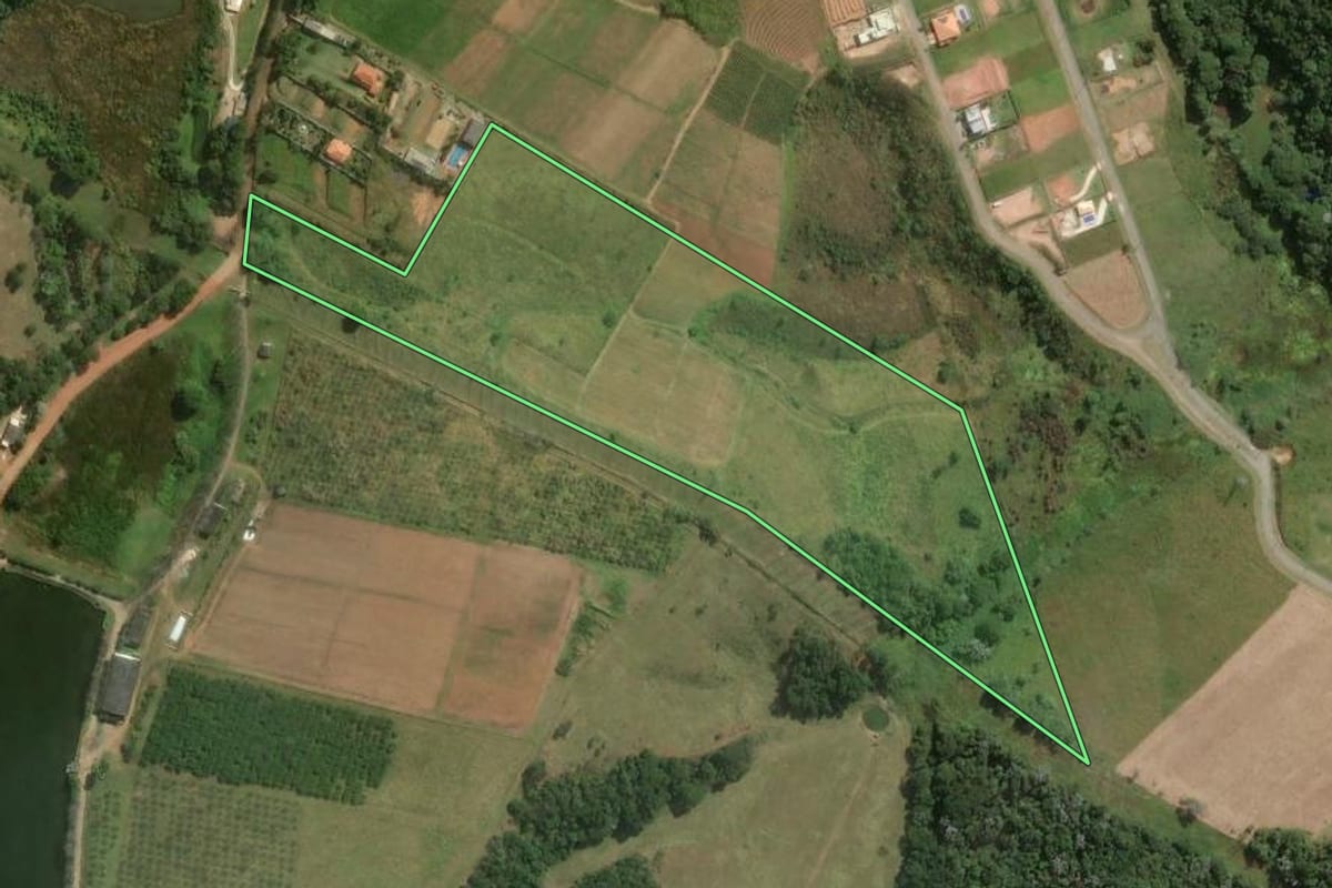 Imagem de satélite do imóvel rural em Guararema (SP), com o contorno declarado no CAR desenhado por cima.