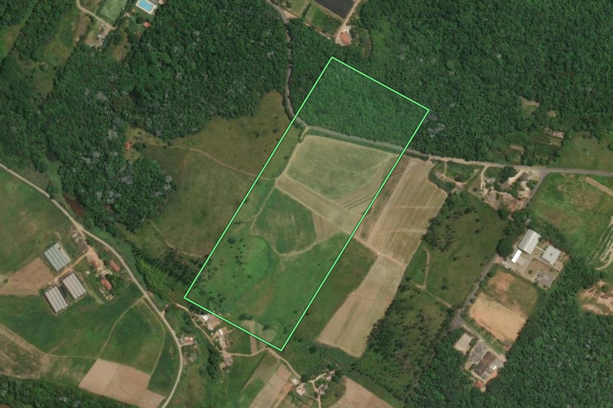Imagem de satélite do imóvel rural em Guararema (SP), com o contorno declarado no CAR desenhado por cima.