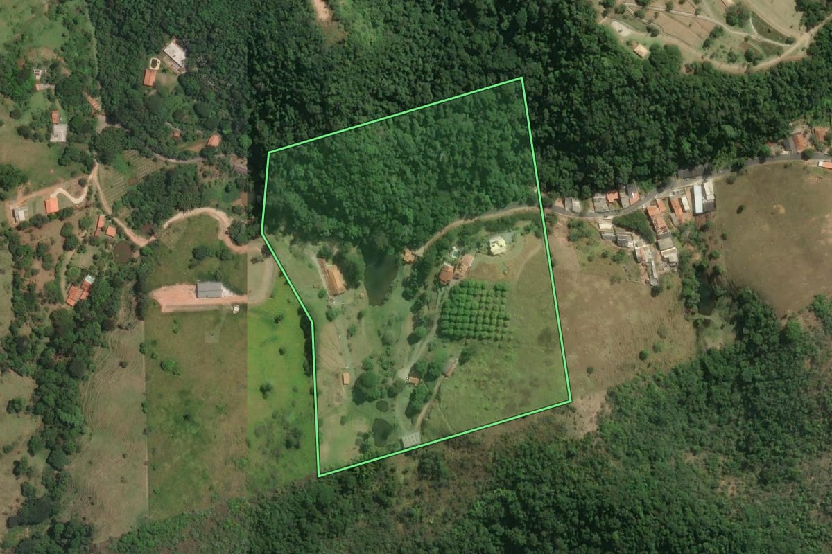 Imagem de satélite do imóvel rural em Guararema (SP), com o contorno declarado no CAR desenhado por cima.