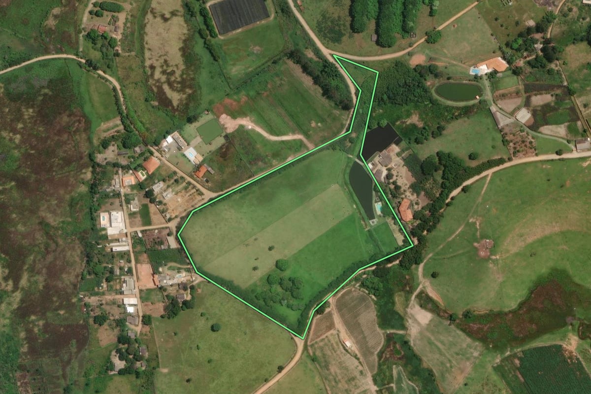 Imagem de satélite do imóvel rural em Guararema (SP), com o contorno declarado no CAR desenhado por cima.
