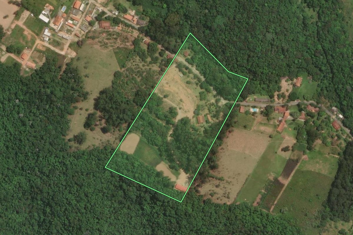 Imagem de satélite do imóvel rural em Guararema (SP), com o contorno declarado no CAR desenhado por cima.