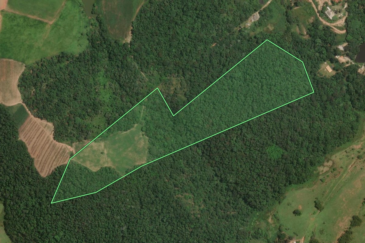 Imagem de satélite do imóvel rural em Guararema (SP), com o contorno declarado no CAR desenhado por cima.