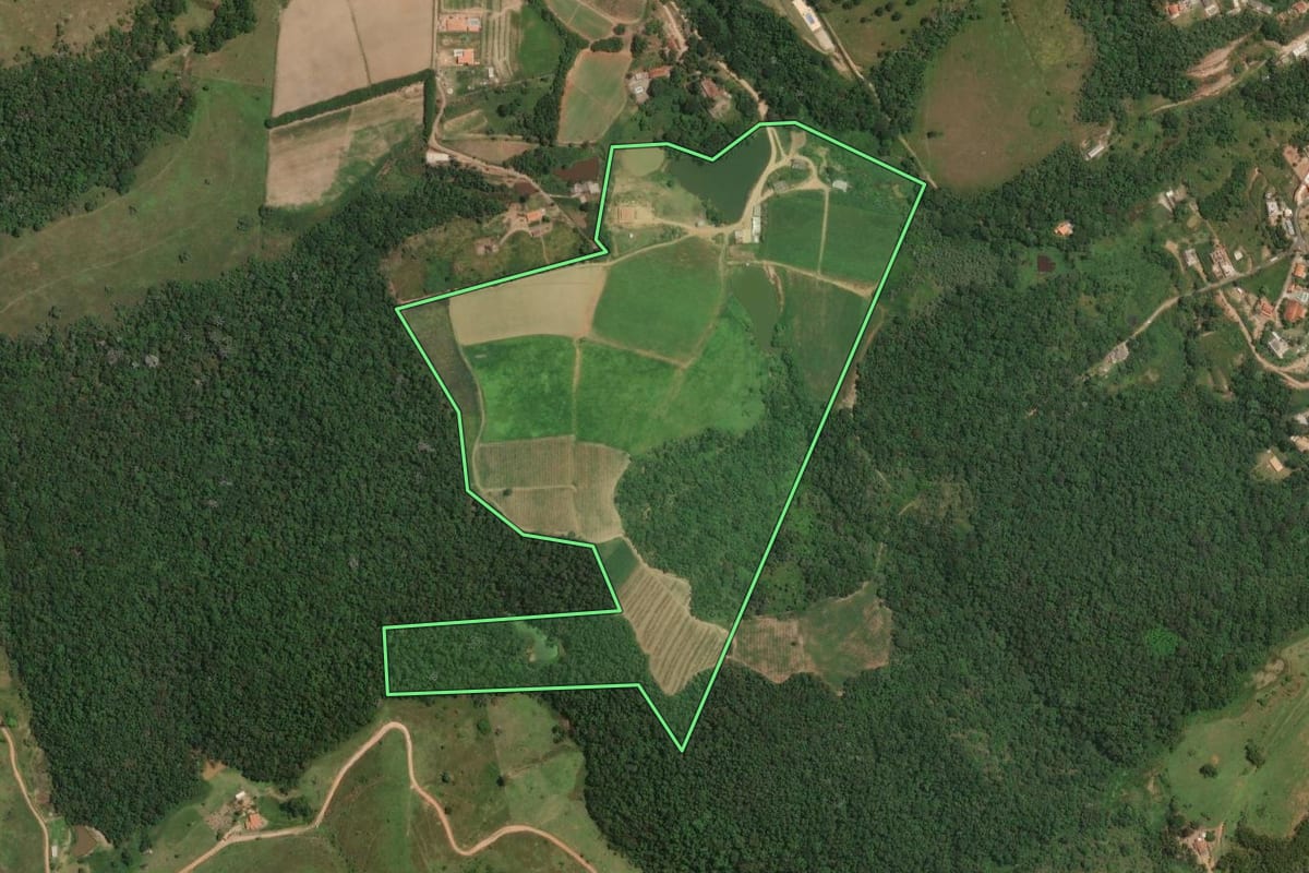 Imagem de satélite do imóvel rural em Guararema (SP), com o contorno declarado no CAR desenhado por cima.
