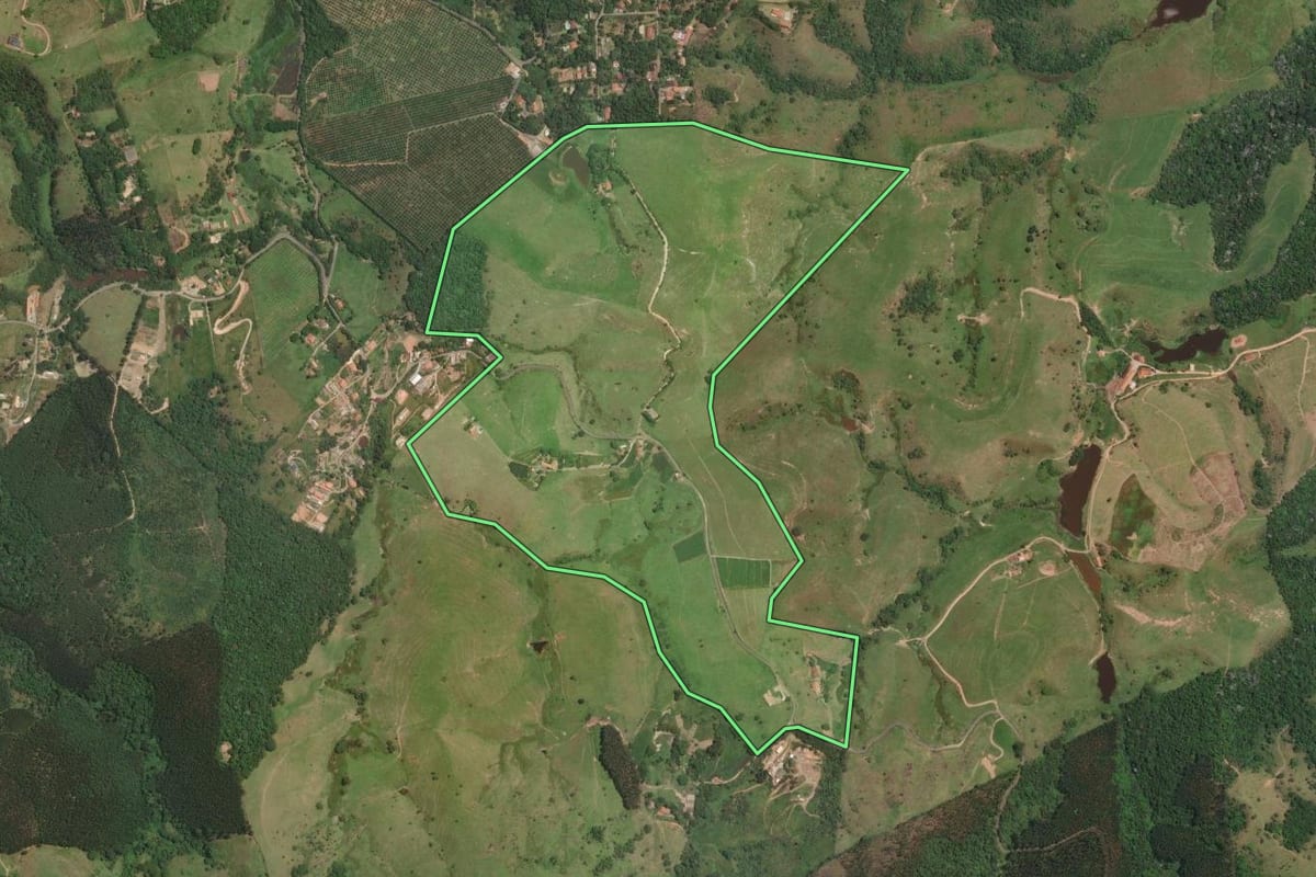 Imagem de satélite do imóvel rural em Guararema (SP), com o contorno declarado no CAR desenhado por cima.