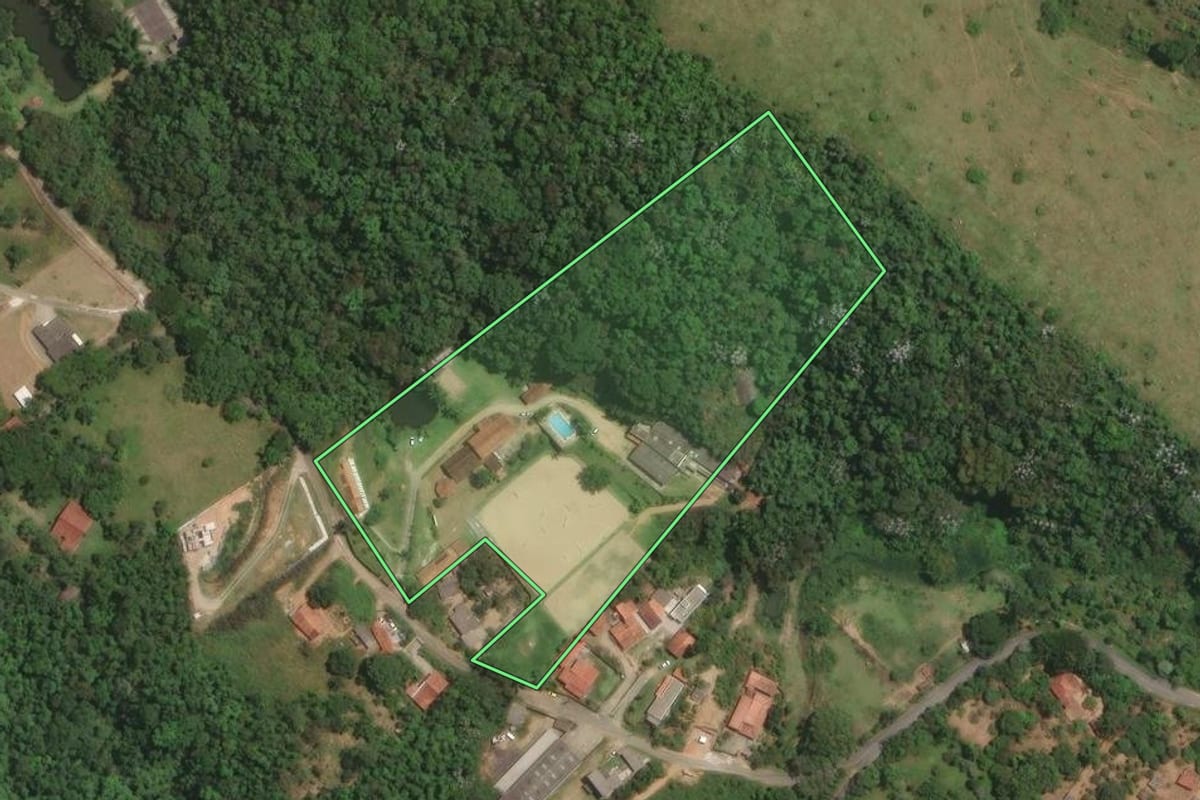 Imagem de satélite do imóvel rural em Guararema (SP), com o contorno declarado no CAR desenhado por cima.