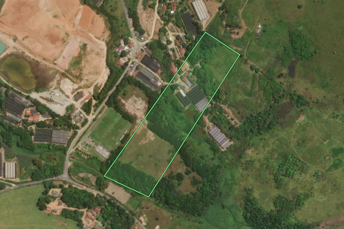 Imagem de satélite do imóvel rural em Guararema (SP), com o contorno declarado no CAR desenhado por cima.