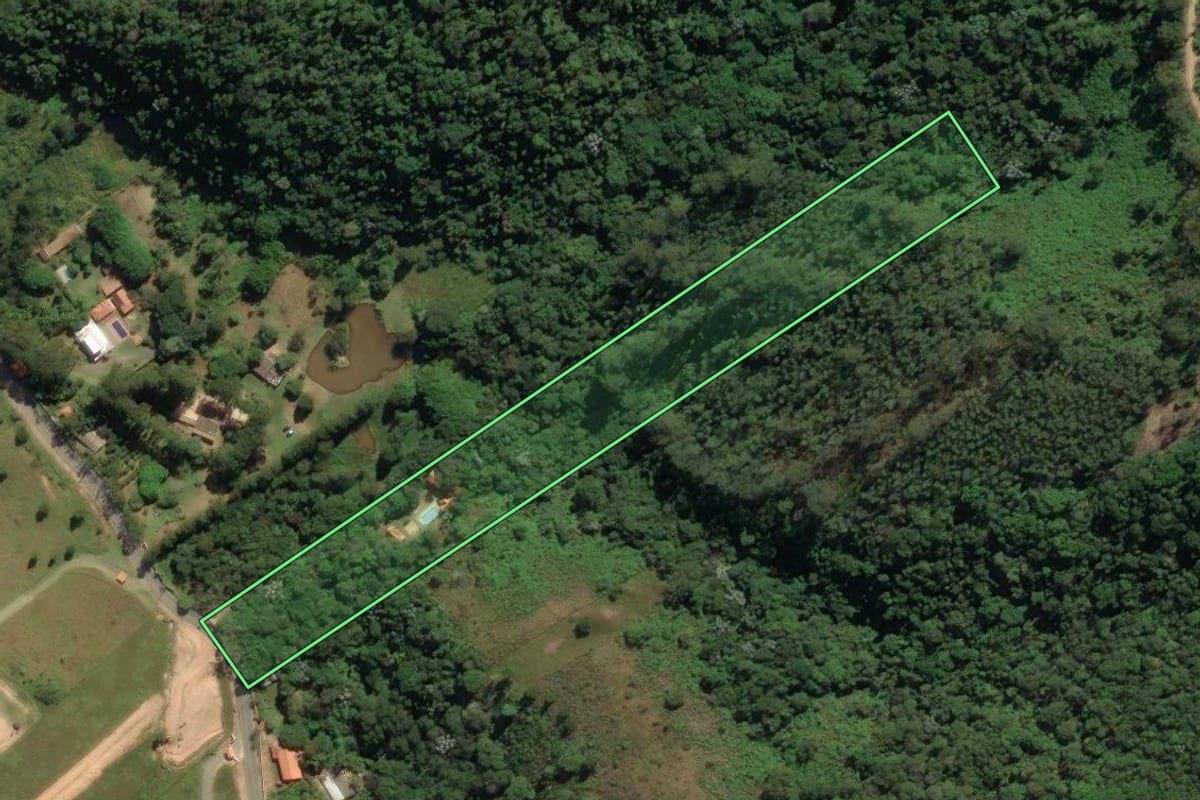 Imagem de satélite do imóvel rural em Guararema (SP), com o contorno declarado no CAR desenhado por cima.