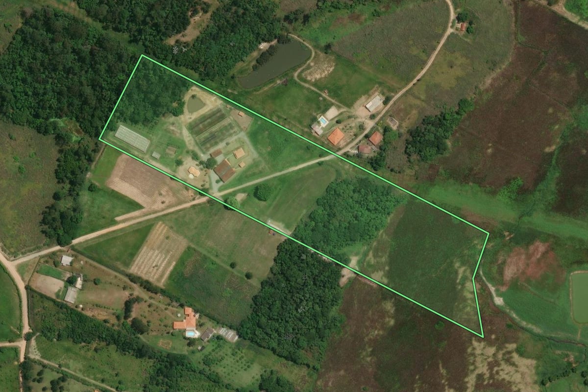 Imagem de satélite do imóvel rural em Guararema (SP), com o contorno declarado no CAR desenhado por cima.